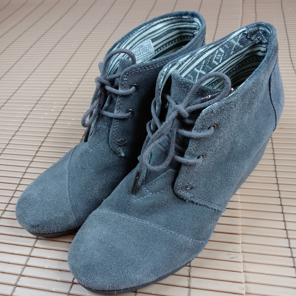 Toms women's gray suede wedge 3" heel lace ankle boots. Sz 8M 240pm